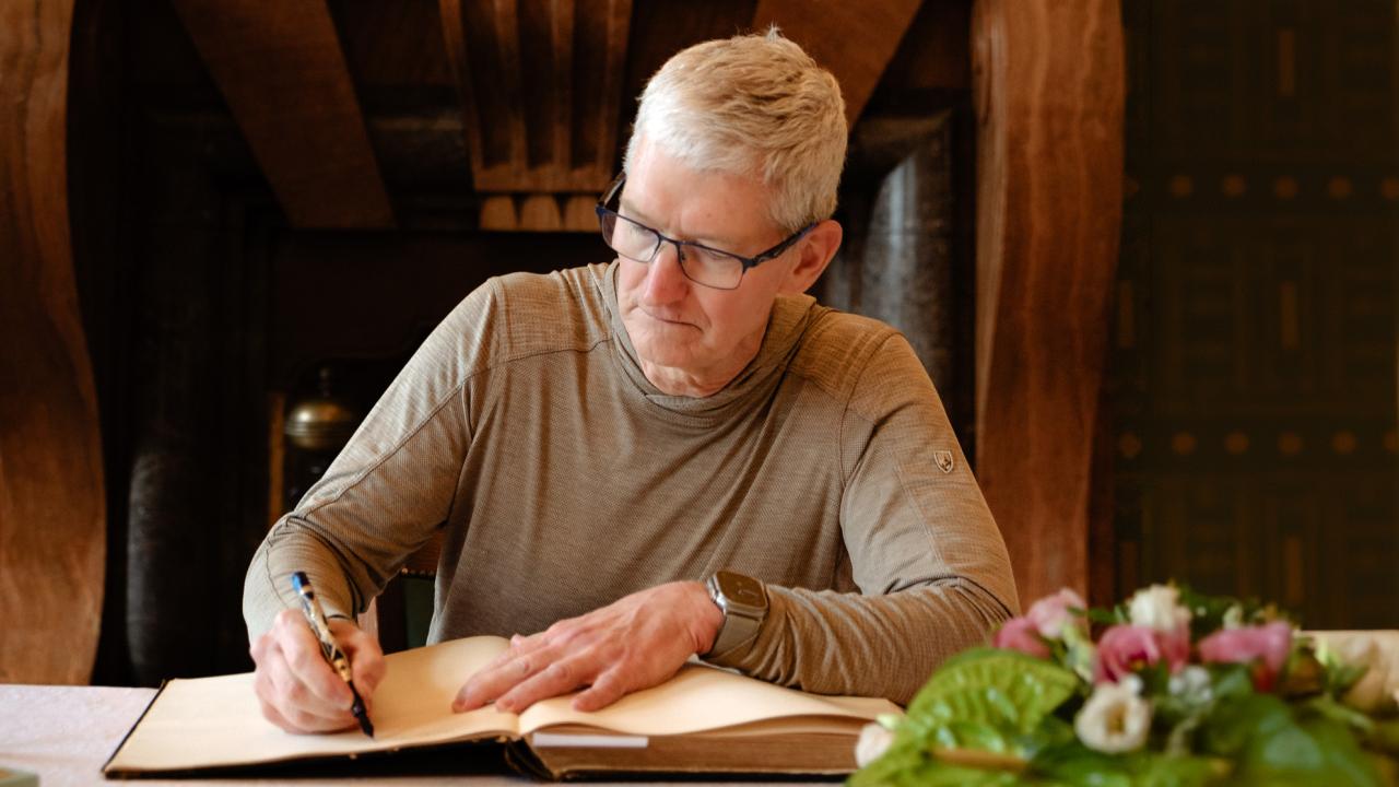 03 Tim Cook med podpisom v Zlato knjigo