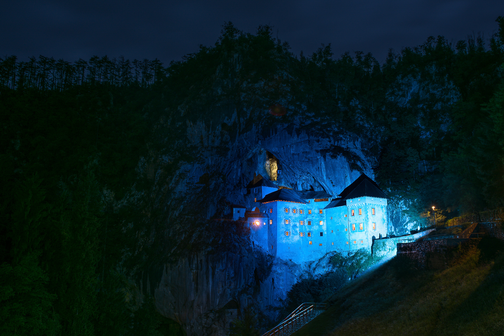 Predjama castle in »UN blue« » Postojna Cave Park